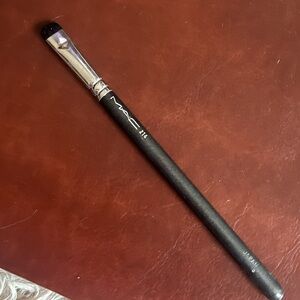MAC Cosmetics #214 Short Smudge Eyeshadow Brush